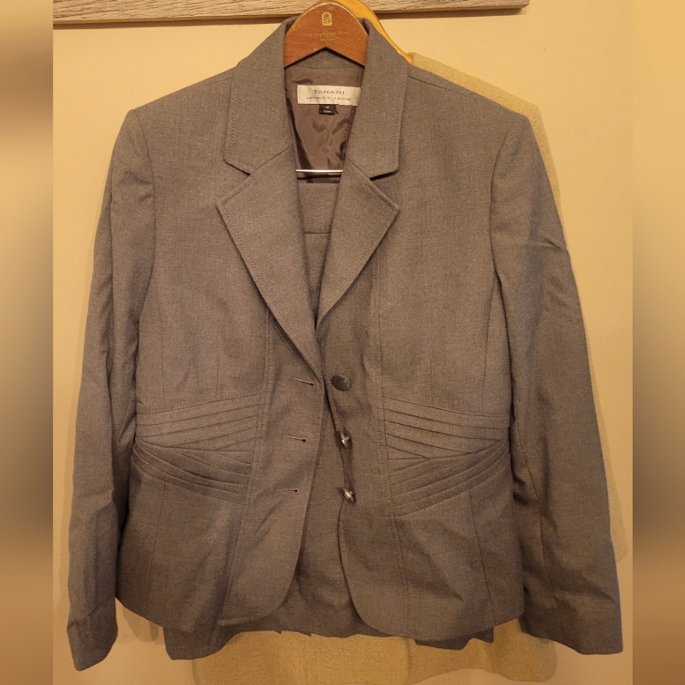 Tahari Arthur S Levine, grey, two peice suit jacket with skirt, size 10
